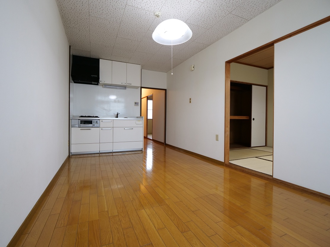 床の綺麗なダイニングキッチン