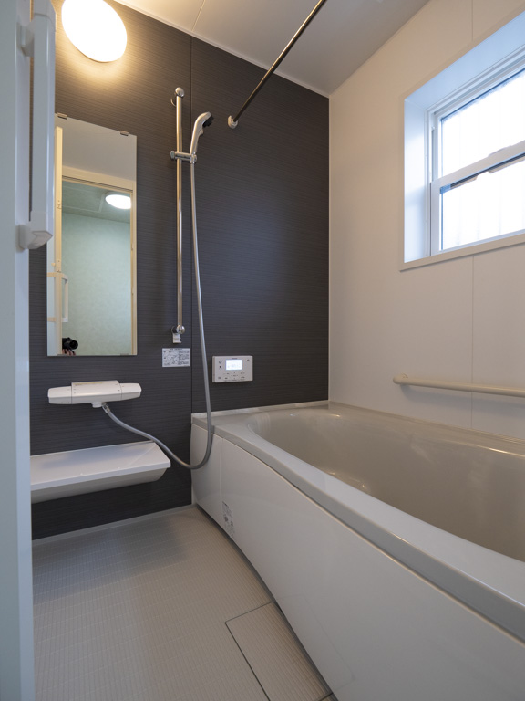 毎日お風呂掃除がラクになるpanasonic 製の「オフローラ」を採用。 カウンターや収納スペースがバスルームの低い位置に集中しているので、 お掃除の動線がコンパクトでラクになります。