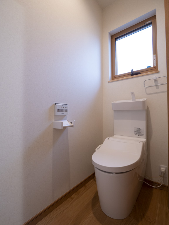 手洗い付きなのに狭い空間にもすっきりおさまる「アラウーノV」 空間にゆとりを持て、少し広めのトイレを実現しました。