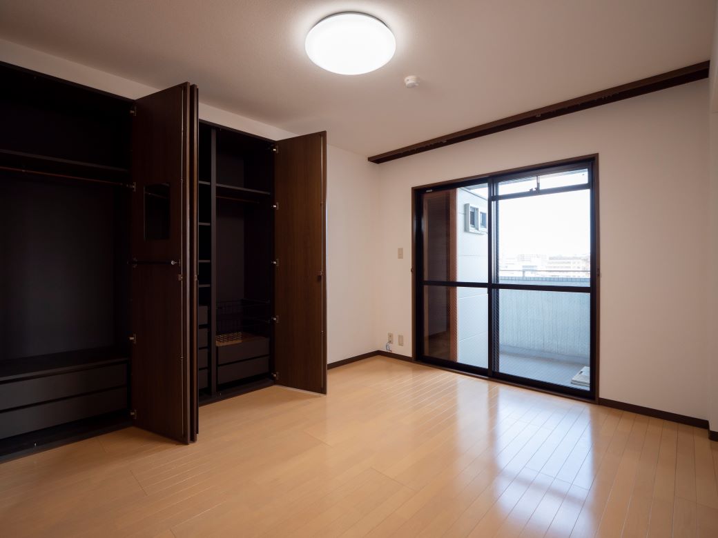 洋室の奥に手作りの小屋があります。