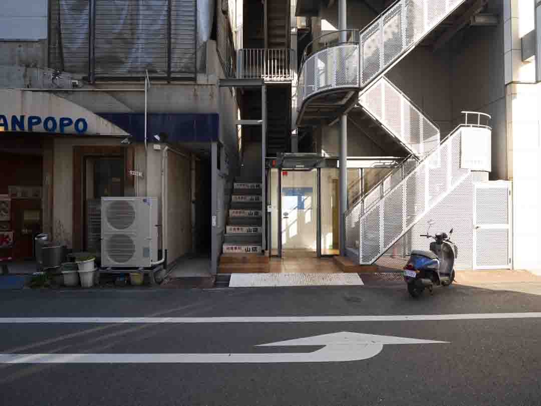 実は西裏口（路地）からも出入り可能です。